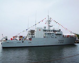 HMCS KINGSTON looking very pusser, dressed overall to receive dignitaries on 12 July 2013 and the general public for tours. Roger Litwiller Collection, courtesy Roger Litwiller. (RTL26623)