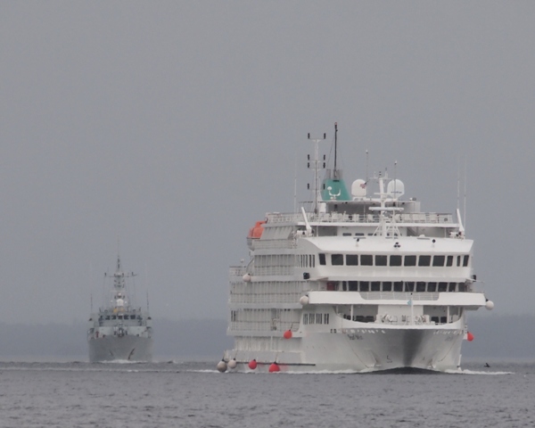 HMCS GOOSE BAY with MV Pearl Mist