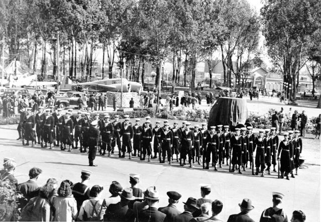 RCN Guard drills for a crowd gathered in Quebec during WWII for a Victory Drive. Roger Litwiller Collection, courtesy Howard Abbott, RCNVR. (RTL-HA112)
