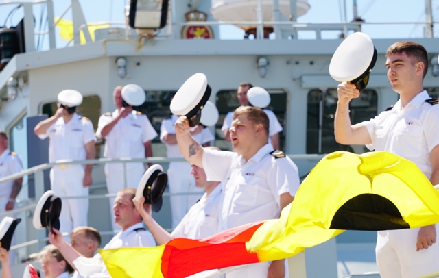 HMCS KINGSTON Cheering Ship