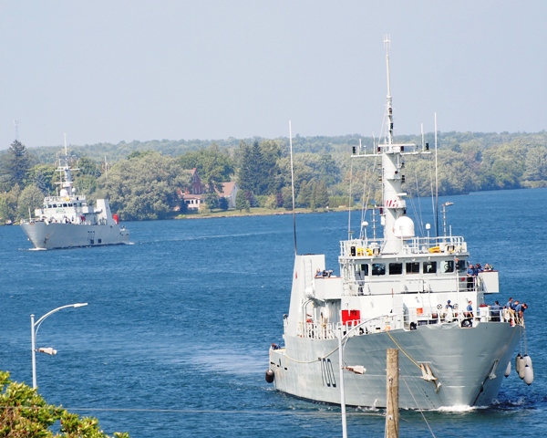 HMCShips KINGSTON and GOOSE BAY at Iroquois Lock