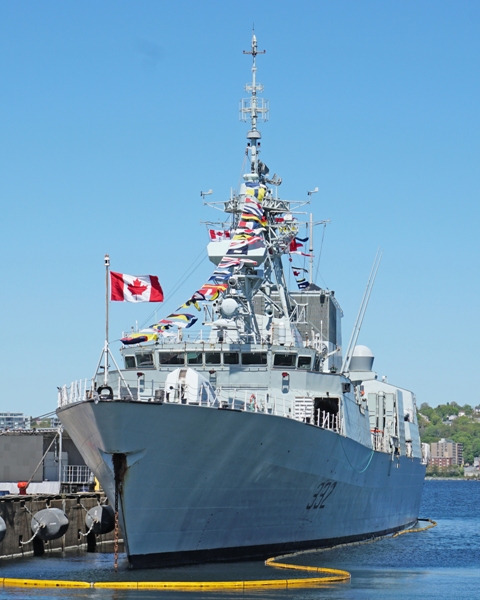 HMCS VILLE DE QUEBEC Dressed Ship