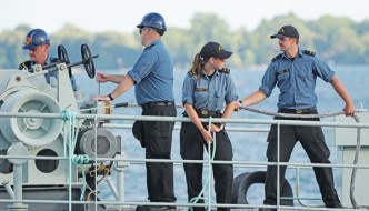 Securing HMCS GLACE BAY
