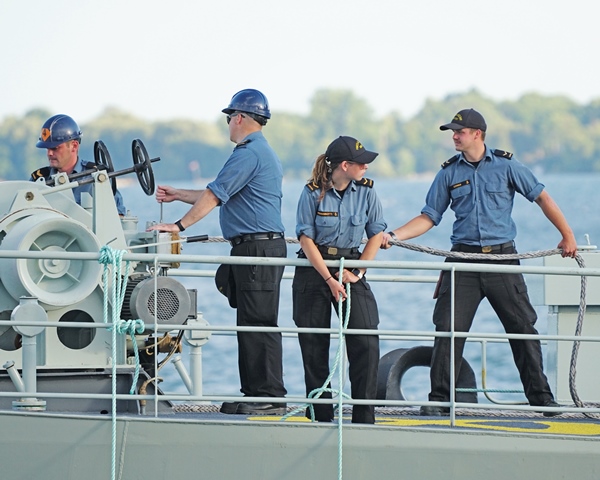 Securing HMCS GLACE BAY