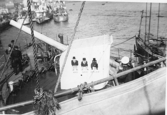 Gunshield Art on HMCS MATAPEDIA's forward 4 inch gun. Roger Litwiller Collection, courtesy William Belling, RCNVR. (RTL-WB041)